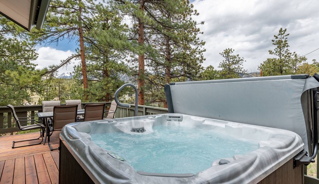 Rocky Retreat: Relax in hot tub, 2.7 mi to RMNP, walking distance to town, #3370