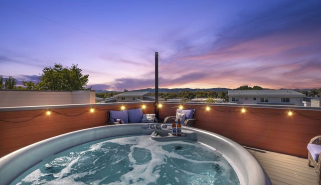Rooftop Hot Tub! Walk to Old Town, Brews, & River. Enjoy Arcade-grade Skee-Ball!