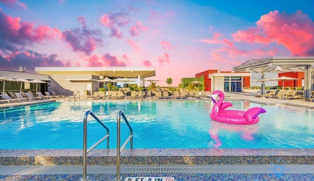 Rooftop Pool & Hot Tub+ Gym+ Near Beach