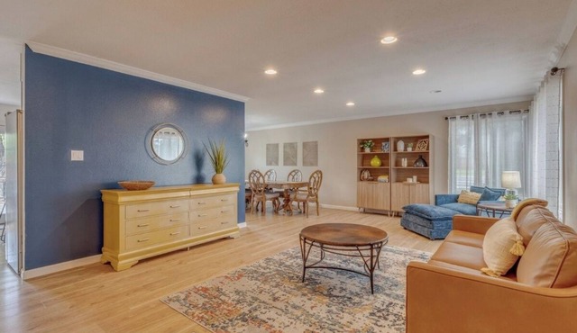 Roomy Broadmoor Home, D-12 School 4bed w/multiple living areas, Mtn views.