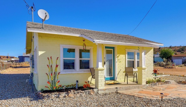 Route 66 Roadtripper Retreat w/Private Backyard