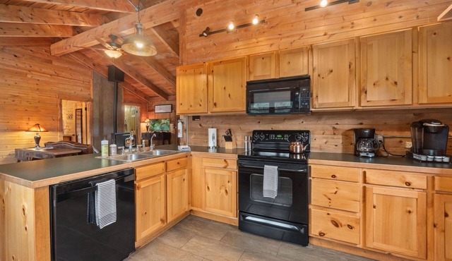 Rustic and Charming Creek-side Cabin in Pleasant Valley, 15 min from Ft. Collins