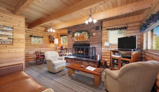 Rustic cabin, mt views, 3 bedrooms and open floor plan