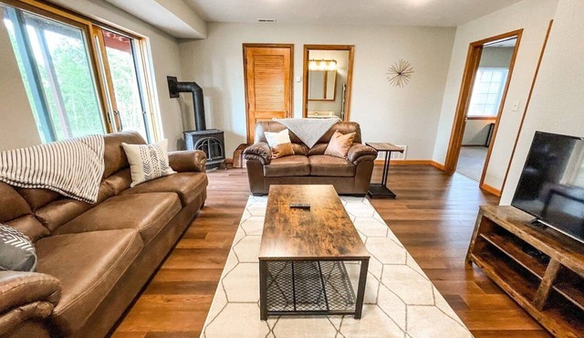 Rustic Ridge Hideaway | Pet Friendly & Deck Views