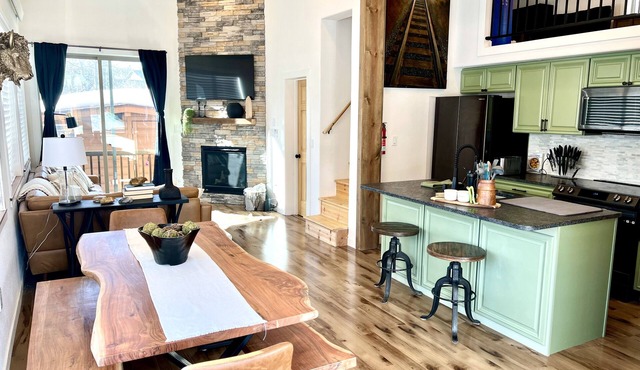 Sage Mountain Chalet w/Resort Amenities, hot tub, pool, fire pit, BBQ!