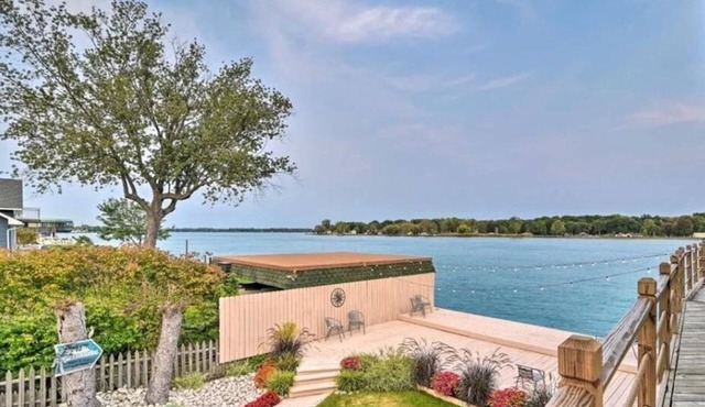 Saint Clair River front Retreat With 6 Beds - Enjoy Fishing-Kayak-Relax