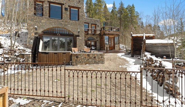 Scenic Mountain Stay Near Main Street - Private Hot Tub & Sauna