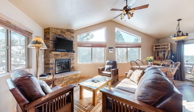 Secluded Dog-Friendly Home w/Free WiFi, Private Hot Tub, Washer/Dryer, Fireplace