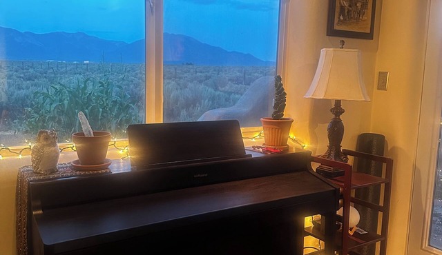 Secluded Taos Sanctuary – Stunning Views, Hot Tub & Fireplace
