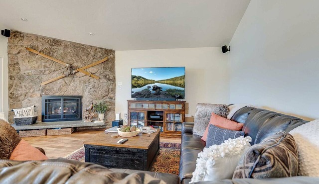 Serene Nordic-Inspired Lakeside Retreat with Panoramic Mountain Views Near Breckenridge, Dillon, Colorado