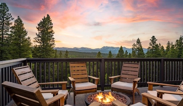 Serene Retreat: Amazing Views, HotTub, Sauna with XBOX