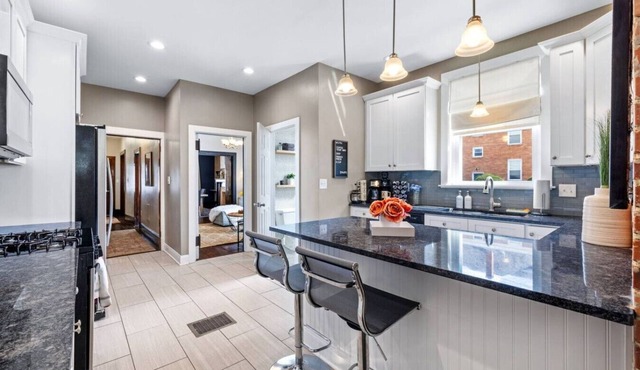 Serene, Smart, Spacious. Near Downtown, In A Quiet Neighborhood