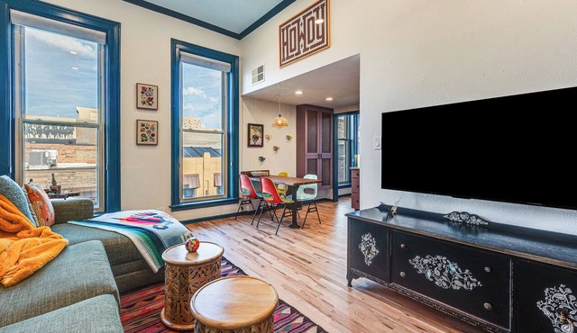 Shop, Dine, Unwind! Couples Retreat in Dtwn Golden