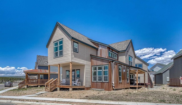 Silver Vault- PET FRIENDLY-Brand New Railyard home W/HOT TUB- minutes to Copper & Ski Cooper!