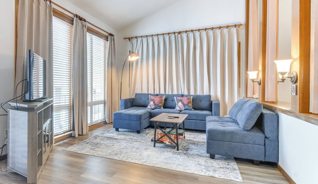 Ski-In/Out Condo w/Hot Tub & Balcony in Granby