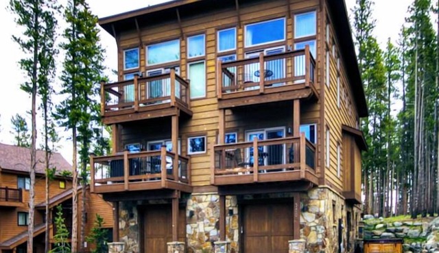 Ski-In & Out,Private Hot Tub, Shuttle, Fab Views! 4BR 3BA (2 bunk rooms)