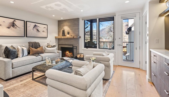 Ski-in&Out Renovated 3BR, 3BA w AC, Pool & Hot-tub