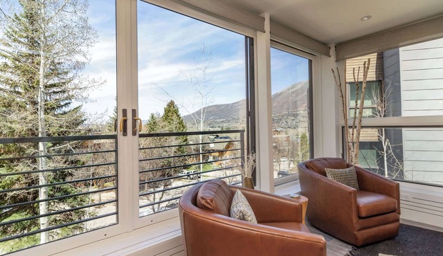 Ski-in/out! Renovated 3BR w AC & Stunning Views!