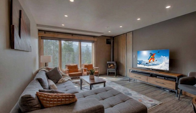 Ski-In/Out Townhome w/Hot Tub & Lovely Mtn Views!