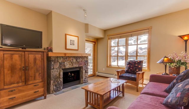 Ski mountain views, hot tubs and small heated pool! Free Parking and Wifi
