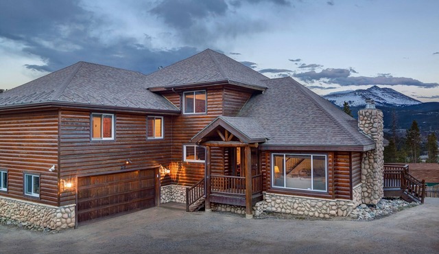 Ski Pole Lodge - Log home that Sleeps 14!