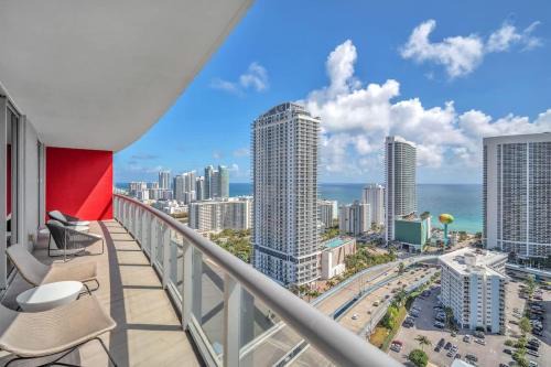 Skyline Penthouse Private Balcony & Ocean Views