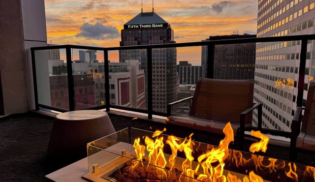 Skyline Views 17th‑Fl Rooftop Pool & Sauna Steps to Stadiums & Dining