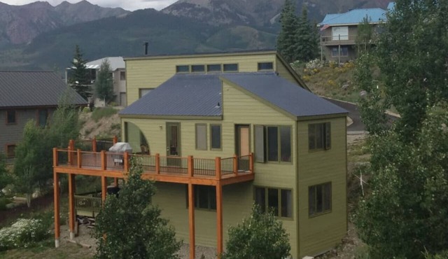 Sleeps 14, 3 bedroom home, large private deck, on