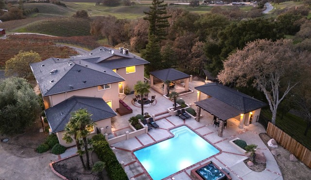 Sleeps 18, 2 Homes | Vineyard Estate + Pool + Hot Tub | Minutes to Templeton