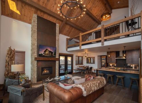 Slice of Heaven just steps from Lake Estes! Indoor/Outdoor Fireplace and Jacuzzi
