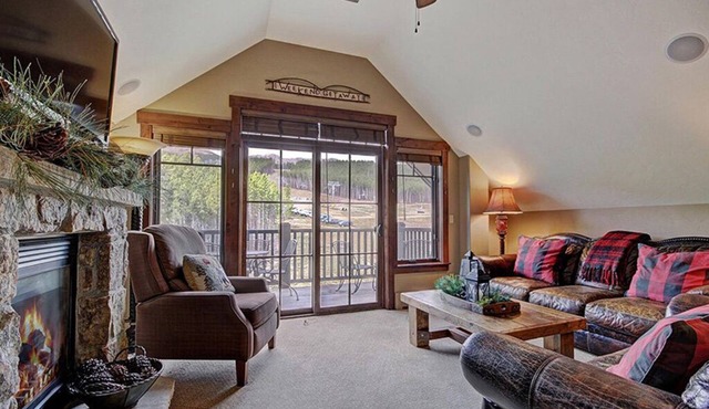 Slopeside Penthouse, onsite firepit, hot tubs, gondola to town, ski locker