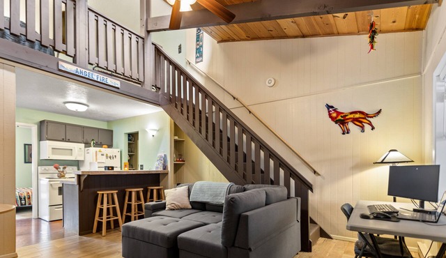 Snug 2-Bedroom Condo- Walking Distance to Ski Lift