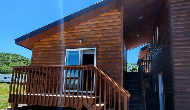 Soak up the sunshine & mountain views at this beautiful studio property!