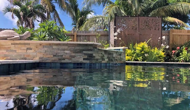 SOFA HOUSE: Walk downtown/beach. EPIC pool home!