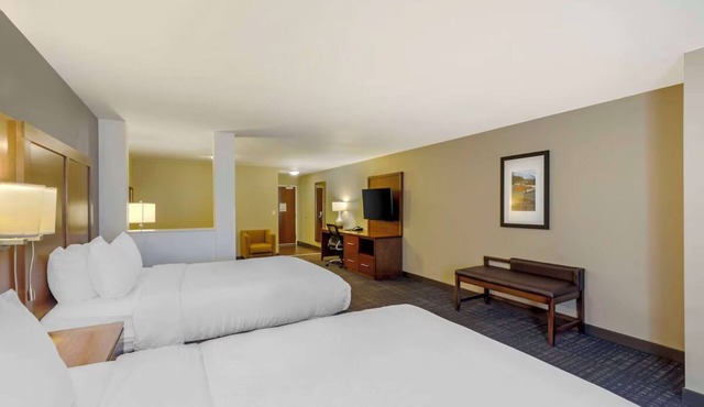 Southern Comfort in 3 Welcoming Suites Near Boyd Lake State Park with Breakfast
