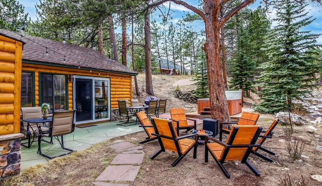 SPA RIVER CABIN On River, Hot Tub, 5 Min RMNP, Steam Shower, Firepit, 2 Bath