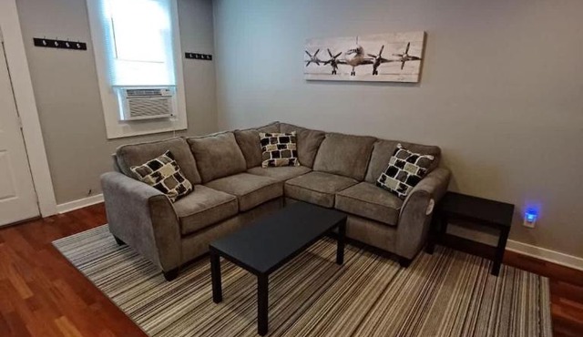 Spacious 2BR South Side Retreat - Free Parking - Fast WiFi