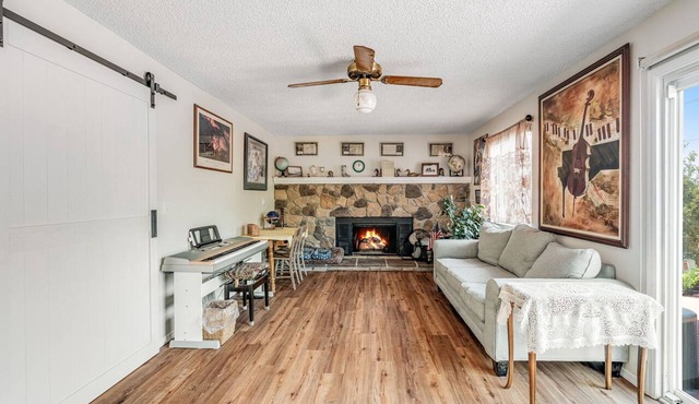 Spacious 3 BR Mountain View Home Colorado Springs