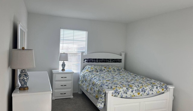 Spacious 4-bedroom house with AC, WiFi in serene Victorville