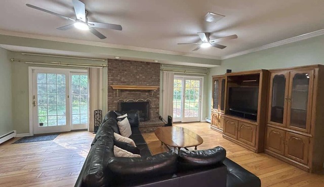 Spacious 6 Bedroom Country Retreat in Cream Ridge