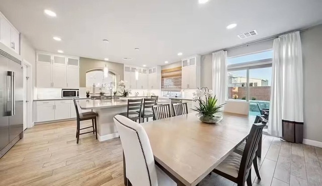 Spacious 7BR Retreat Pool & Spa Sleeps 14 Minutes to the Las Vegas Strip