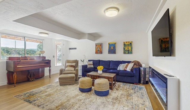 Spacious apartment w/kitchen, wifi, great location & beautiful backyard