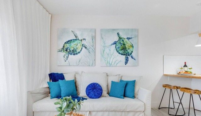 Spacious Apt 2 Blocks to Beach & Collins Park