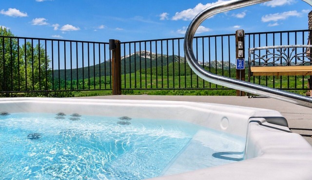 Spacious Family Condo Ski Access, Hot Tub & Garage