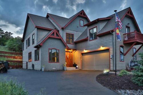 Spacious Glenwood Springs Getaway w/Game Room!