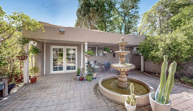 Spacious Guest House Near Downtown