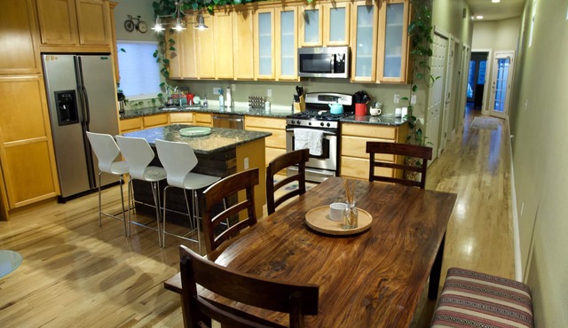 Spacious Lounging Comfort w/500 sqft Rooftop Deck Overlooking Downtown Denver