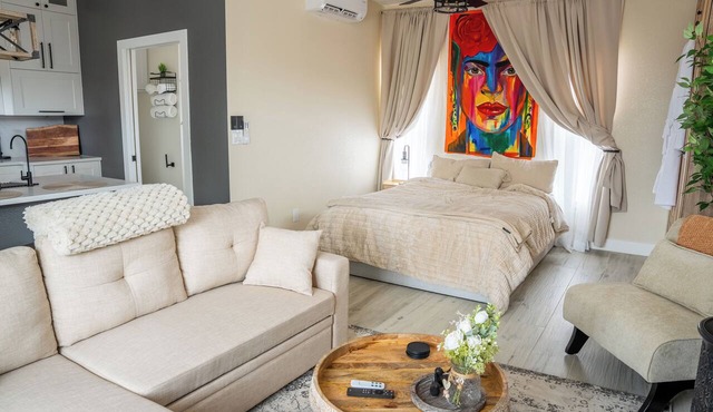 Spacious Luxury Retreat, Fireplace, Garden Oasis