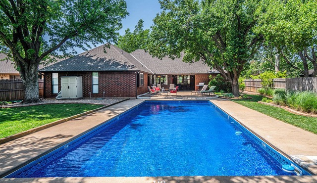 Spacious Poolside Retreat with Shade Trees - 4 Bedrooms 2 Bathrooms