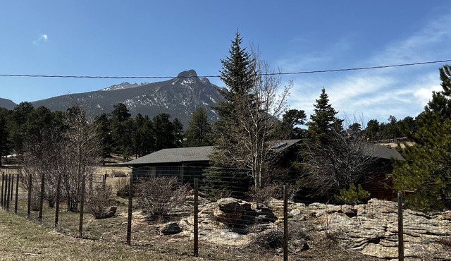 Spacious ranch house with hot tub, mountain views and a top notch furnishings.